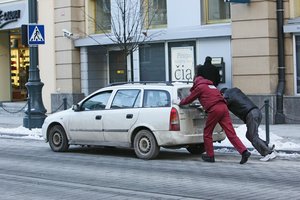 Kaip tinkamai paruošti automobilį, kad per šalčius netektų vežti pas „gydytojus“ ir gaišti laiko