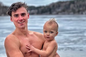 Sveikuoliai savo mažamečius vaikus grūdina nuo pat gimimo: vienerių metų sūnus maudosi eketėje