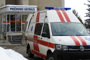 Koją susižeidęs biržietis šėlo greitosios automobilyje, o jo brolio grasinimas pribloškė medikus: „Pasigailėsi“