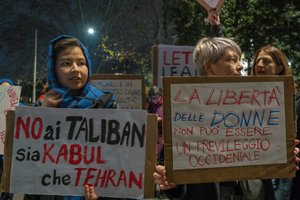 Iranas protestuoja dėl A. Khamenei karikatūrų satyriniame prancūzų savaitraštyje