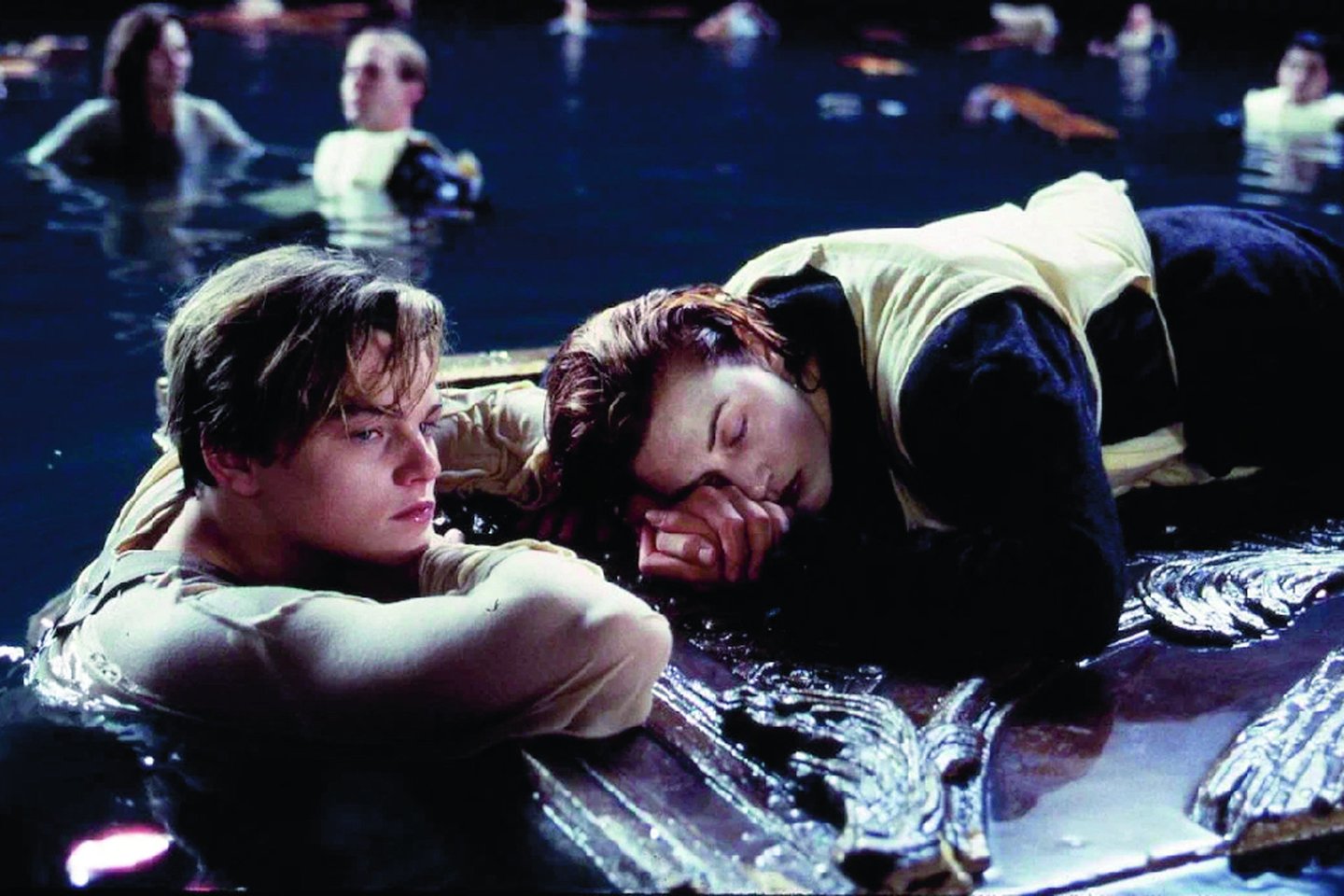 K.Winslet prikalbino L.DiCaprio filmuotis „Titanike“.<br>Kadras iš filmo