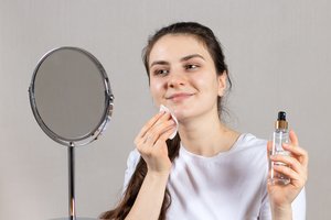 Įpročiai, kurie pagerins odos būklę: svarbūs vitaminai, miego poza ir priežiūros būdai