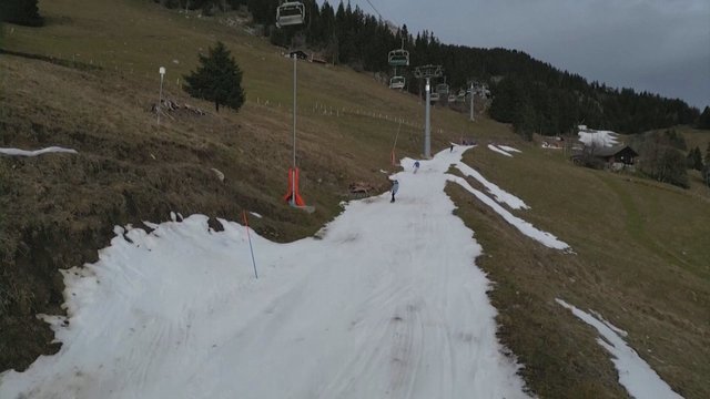 Šveicarijoje žiemos sporto aistruoliai neslepia apmaudo: slidinėjimui nepalankios orų sąlygos atbaido turistus