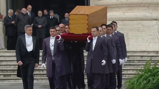 Tūkstantinė tikinčiųjų minia susirinko į Benedikto XVI laidotuves Vatikane
