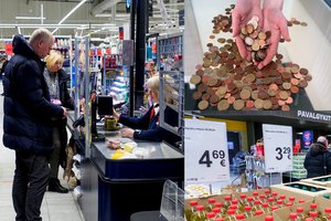Sutiktų atsisakyti 1 ir 2 euro centų monetų, parduotuvėse apvalinti sumas: kaip tai atrodytų
