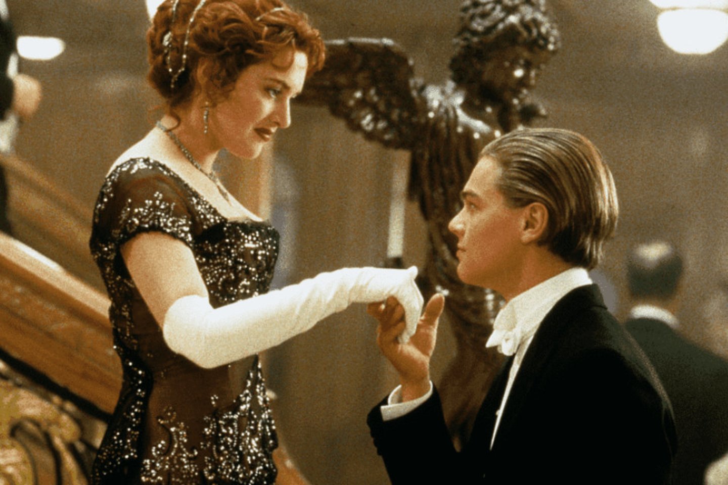 K.Winslet prikalbino L.DiCaprio filmuotis „Titanike“. <br>Kadras iš filmo