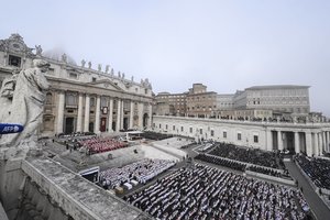 Pasaulis atsisveikino su Benediktu XVI: stebint milijonams žmonių karstas perkeltas į Šv. Petro baziliką