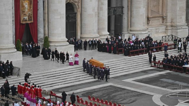 Į paskutinę kelionę palydėti popiežių Benediktą XVI minia rinkosi jau paryčiais: šūksniais skatino paskelbti šventuoju