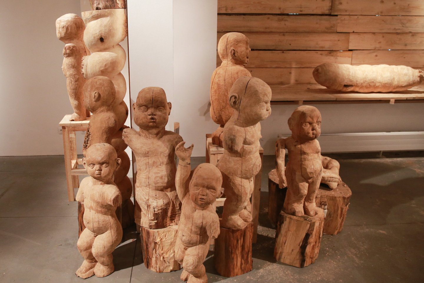 Iš Mykolo Saukos medžio skulptūrų parodos „Vaikų kambarys“.<br>R.Danisevičiaus nuotr.