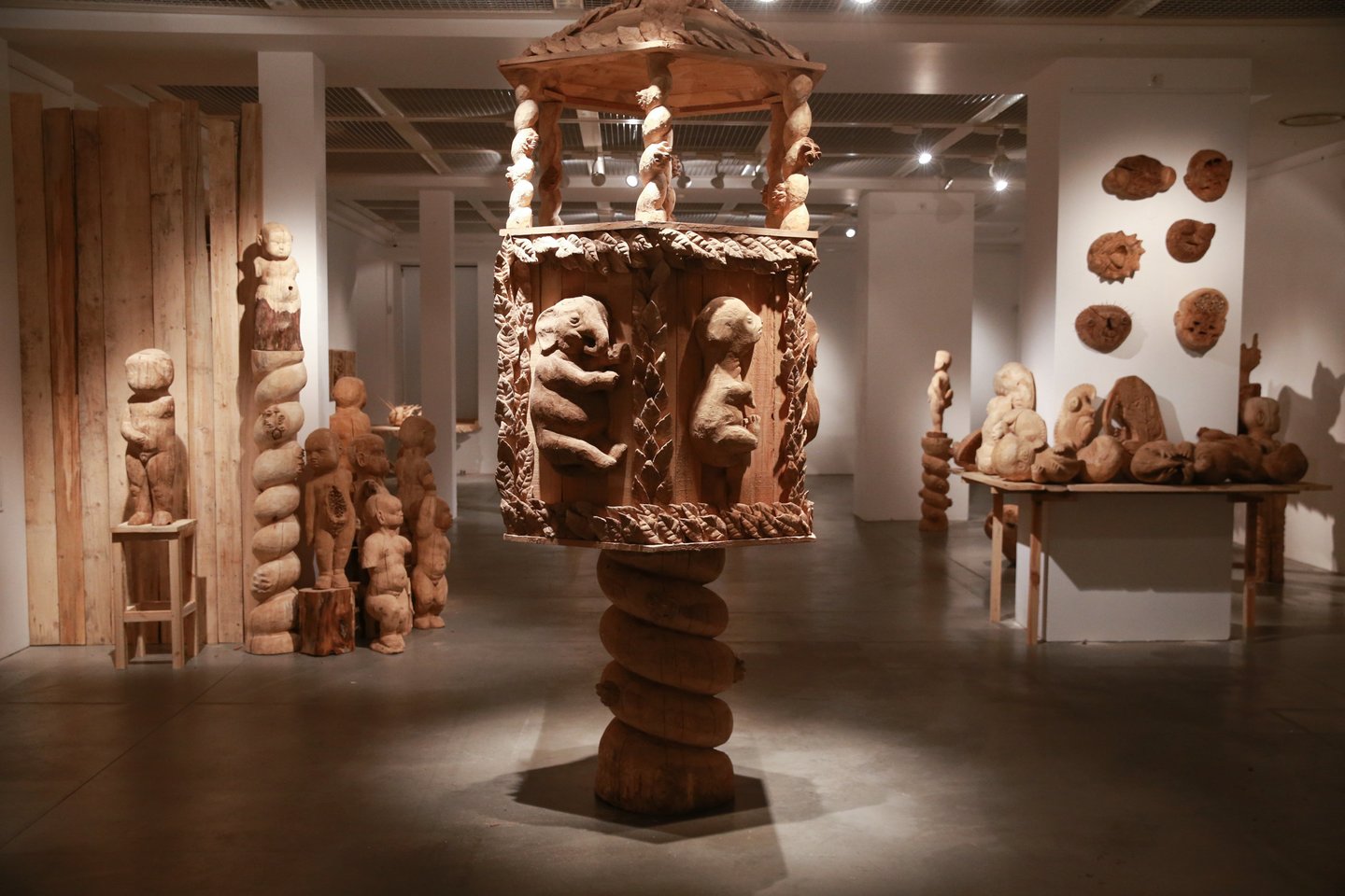 Iš Mykolo Saukos medžio skulptūrų parodos „Vaikų kambarys“.<br>R.Danisevičiaus nuotr.