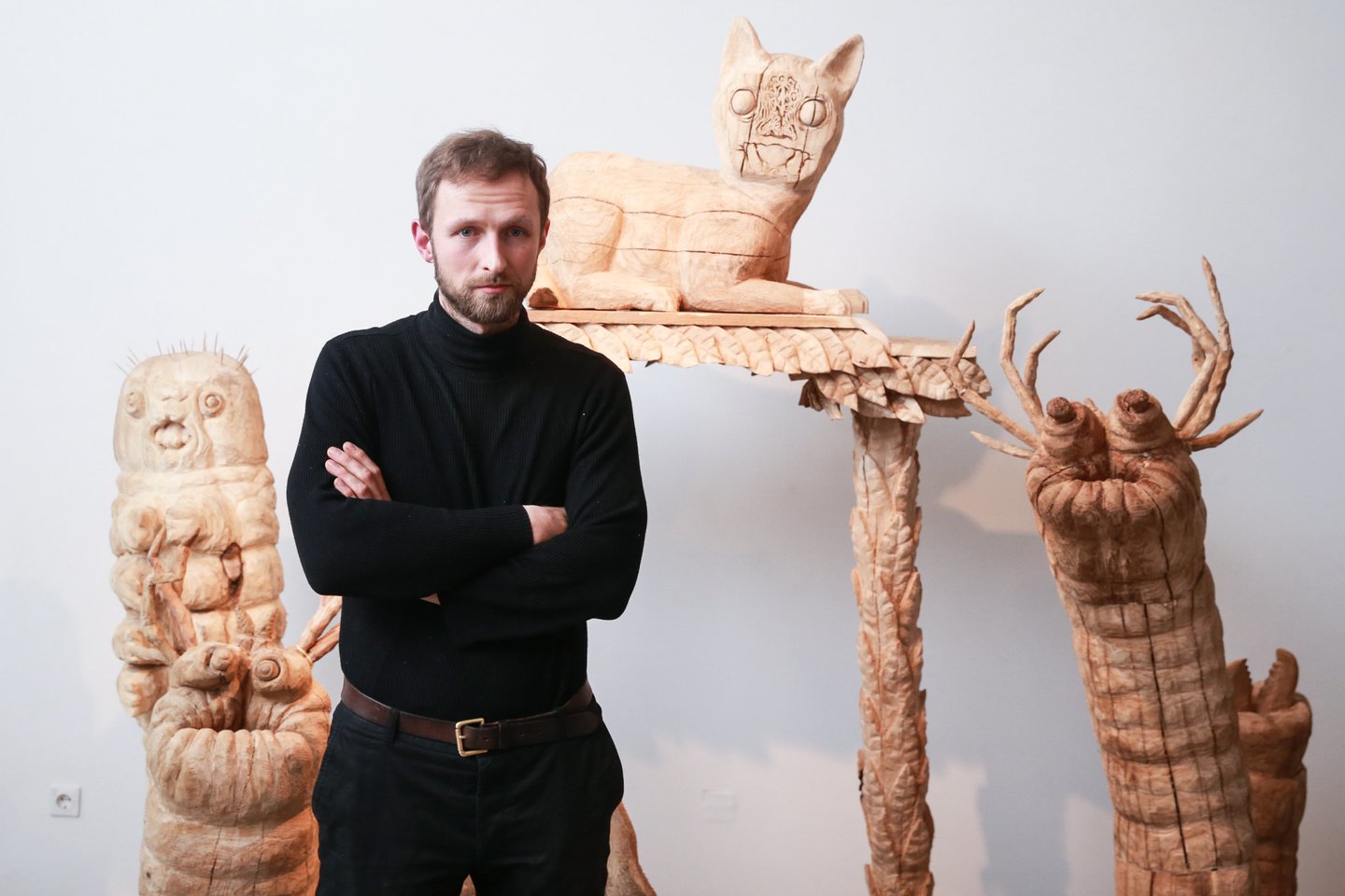 Skulptoriaus Mykolas Sauka savo parodoje „Vaikų kambarys“.<br>R.Danisevičiaus nuotr.