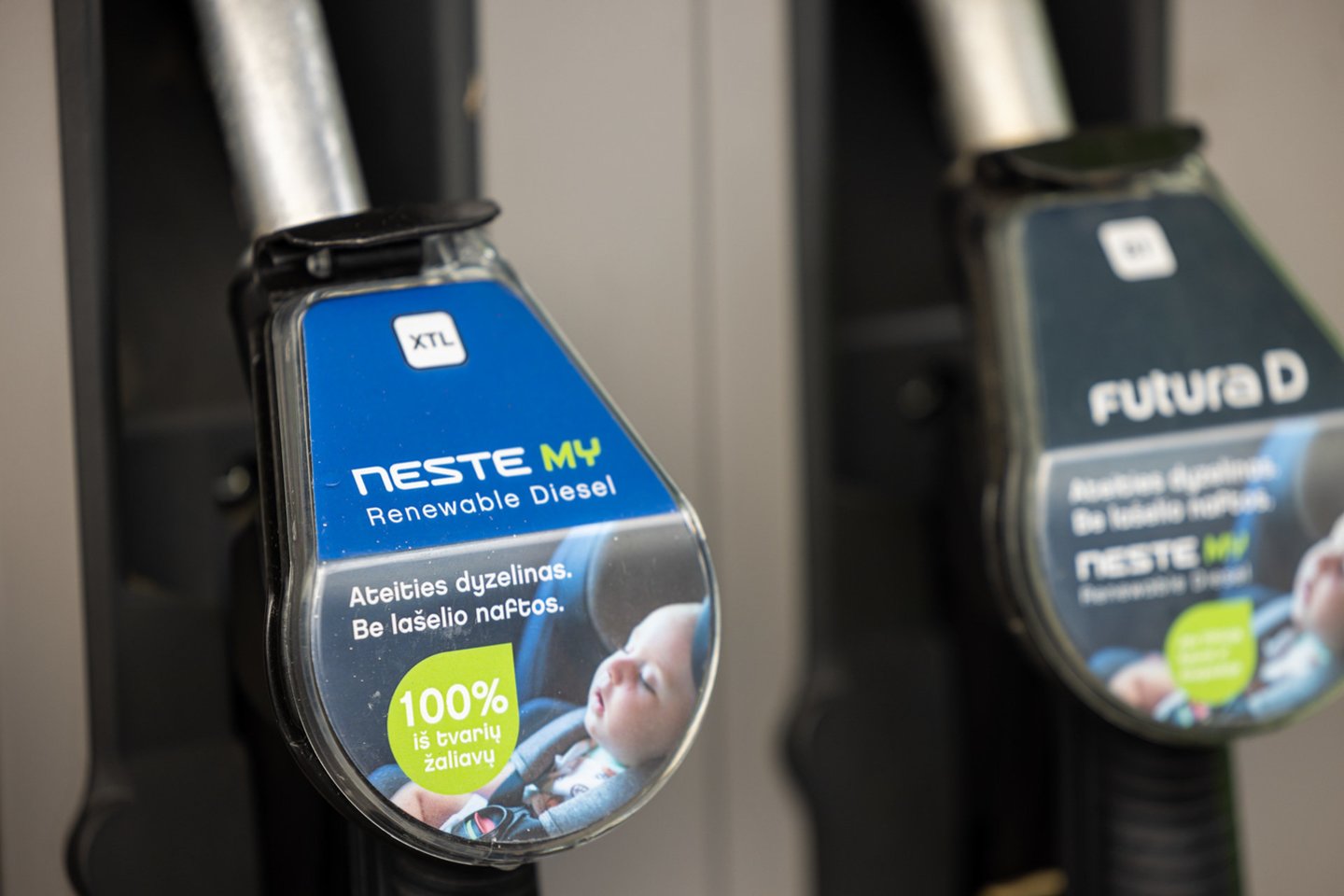 Vilnietis Edvardas kalbėjo apie „Neste“ degalinėse parduodamą „Neste MY Renewable Diesel“, kurio kaina siekia apie 2,99 euro už litrą.<br>Bendrovės nuotr.
