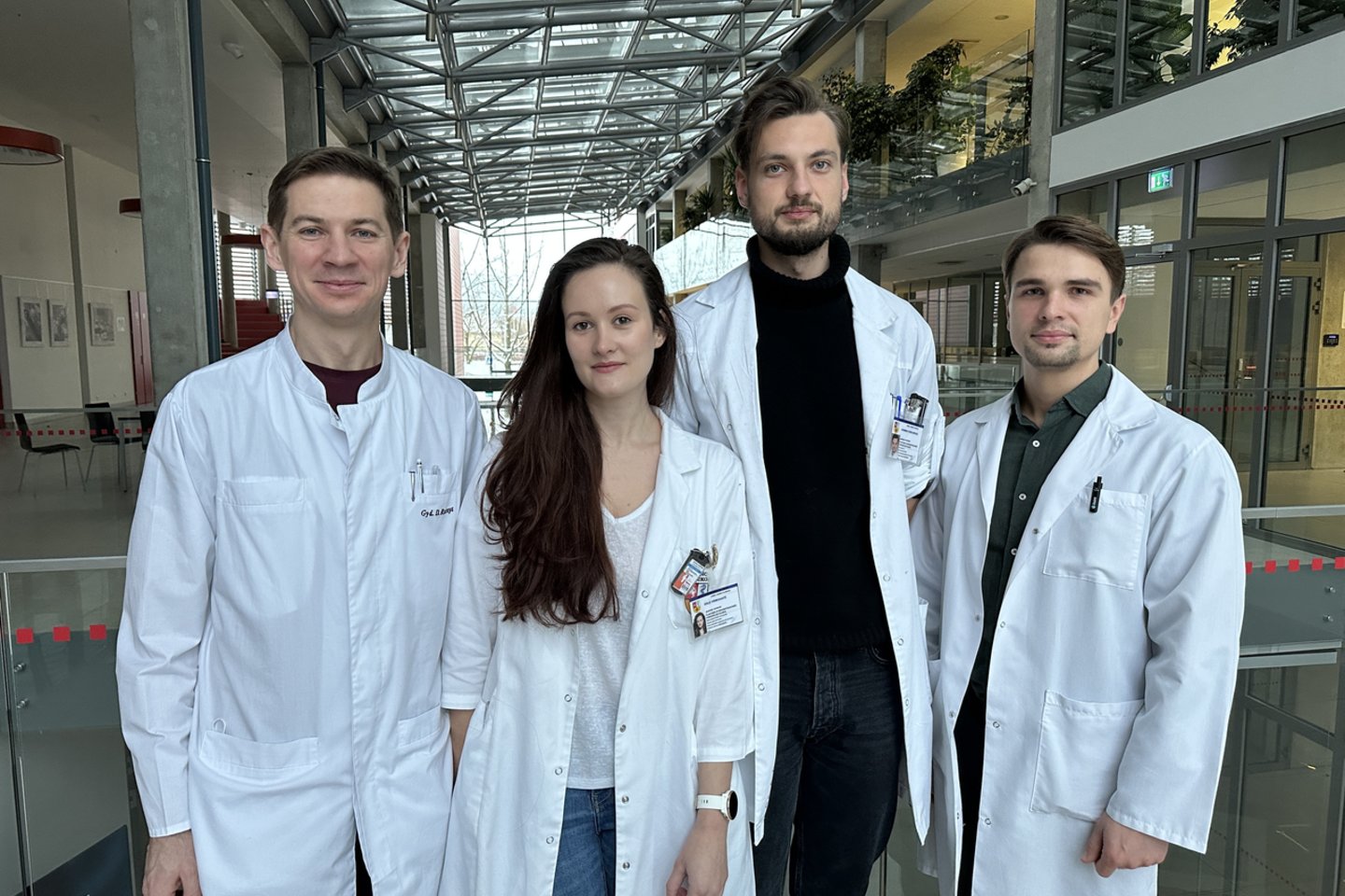 Procedūrą atlikusi komanda: dr. Domantas Rainys (iš kairės), gydytojai rezidentai Eglė Virbickaitė, Aurimas Dobilinskas, Karolis Varkalys.<br>Kauno klinikų nuotr.