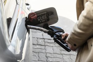 Prognozuoja, kas šiemet vyks su naftos kainomis: vairuotojams siunčia vieną gerą žinią
