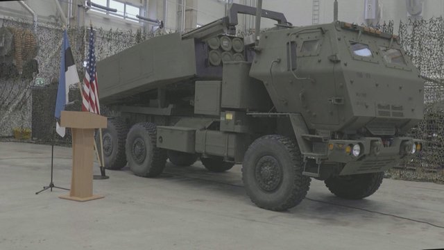 Estijai suteikti didesni gynybos pajėgumai – JAV pristatė „Himars“ raketų sistemas