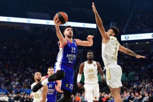 Įspūdingą atkarpą rungtynių pabaigoje surengę „Anadolu Efes“ įveikė ASVEL krepšininkus