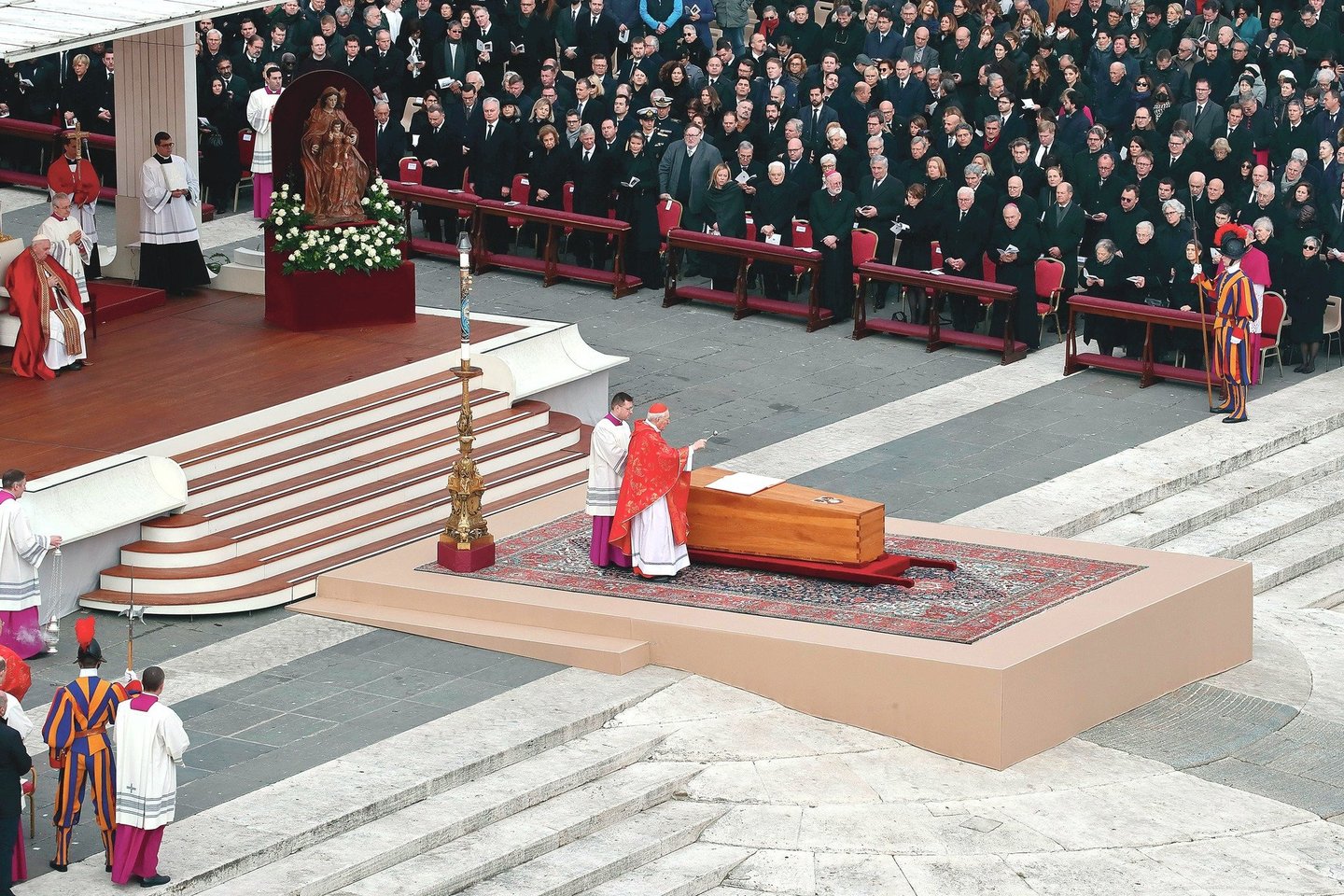 Tūkstančiai tikinčiųjų atsisveikino su popiežiumi emeritu Benediktu XVI per laidotuves Vatikane, Šv.Petro aikštėje.<br>SIPA/„Scanpix“ nuotr.