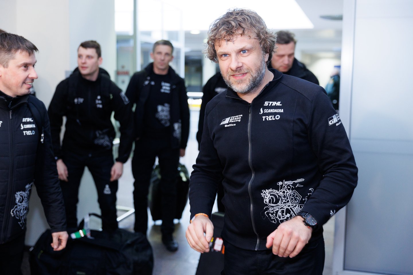 B.Vanagas kartu su šturmanu ir „Toyota Gazoo Racing Baltics“ komanda šeštadienį lėktuvu grįžo atgal į Lietuvą.<br>T.Bauro nuotr.
