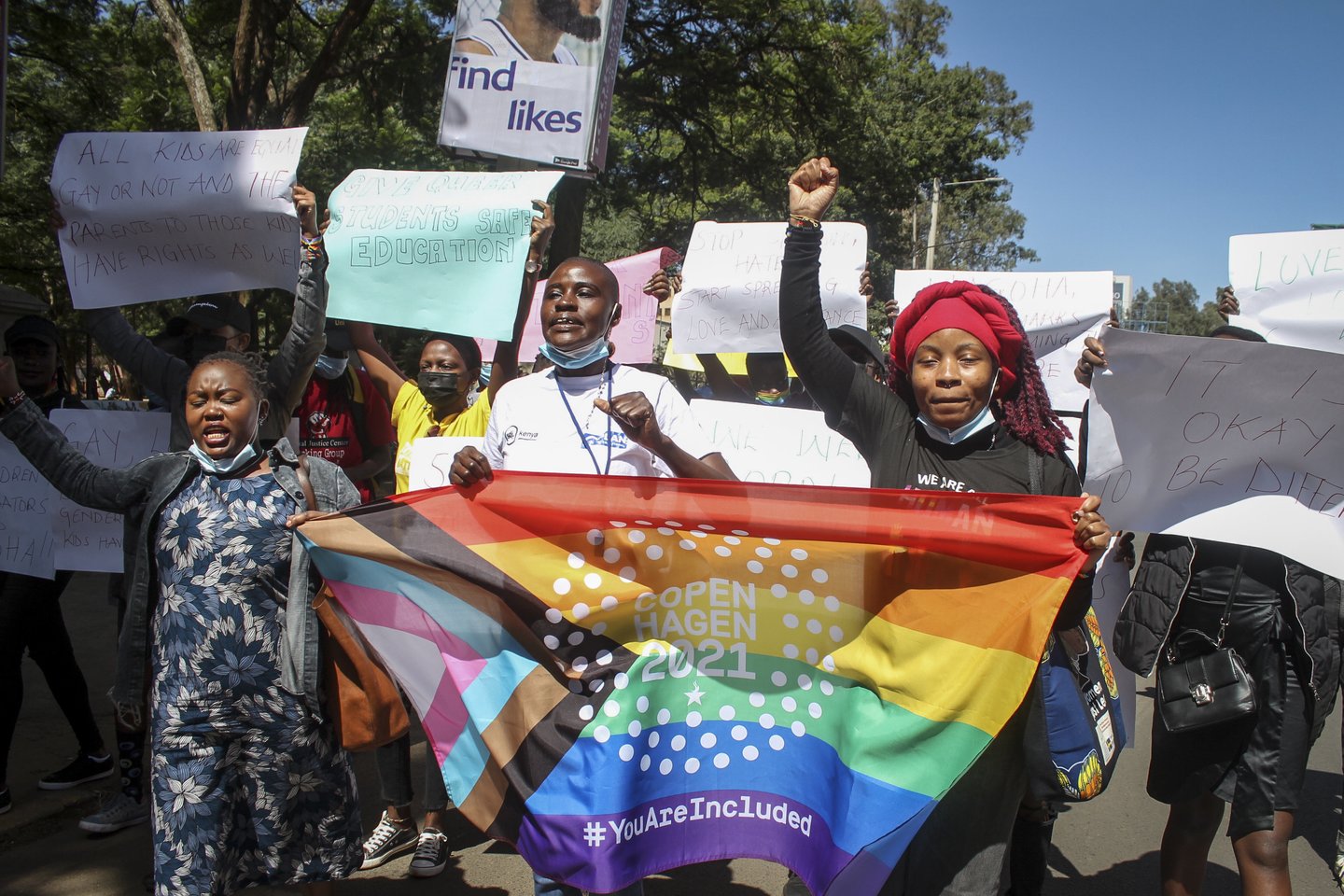 ​Kenijos policija penktadienį pranešė, kad suėmė įtariamąjį dėl LGBTQ teisių aktyvisto, kurio kūnas buvo rastas įkištas į metalinį dėžę, nužudymo.<br>AP/Scanpix nuotr.