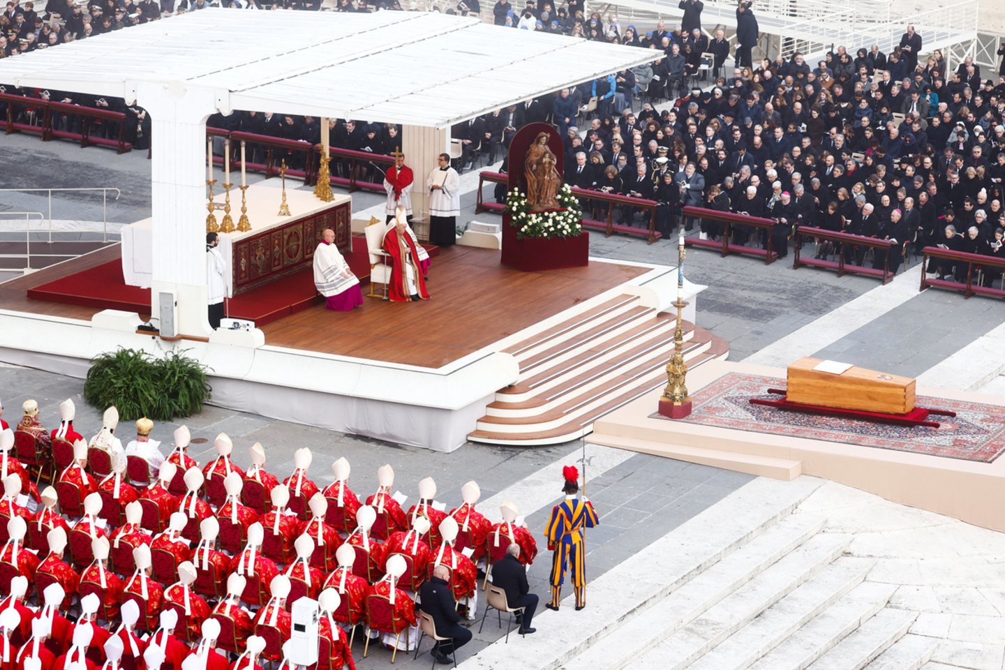 Vatikane palaidotas popiežius emeritas Benediktas XVI.<br>Reuters/Scanpix nuotr.