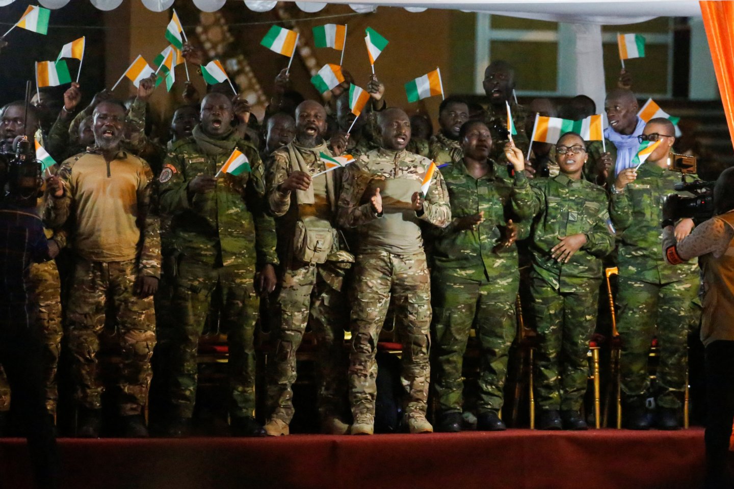 ​Malyje liepą suimti 46 Dramblio Kaulo Kranto kariai vėlai šeštadienį, praėjus dienai po to, kai kaimyninės šalies chuntos lyderis jiems suteikė malonę, grįžo namo, pranešė oro uoste buvęs naujienų agentūros AFP reporteris.<br>Reuters/Scanpix nuotr.