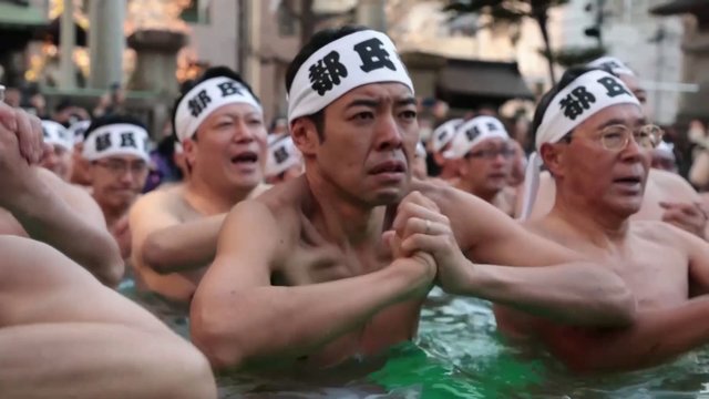 Japonai tęsia kone 70 metų tradiciją: Naujųjų metų proga lediniame vandenyje atliko apsivalymo ritualą
