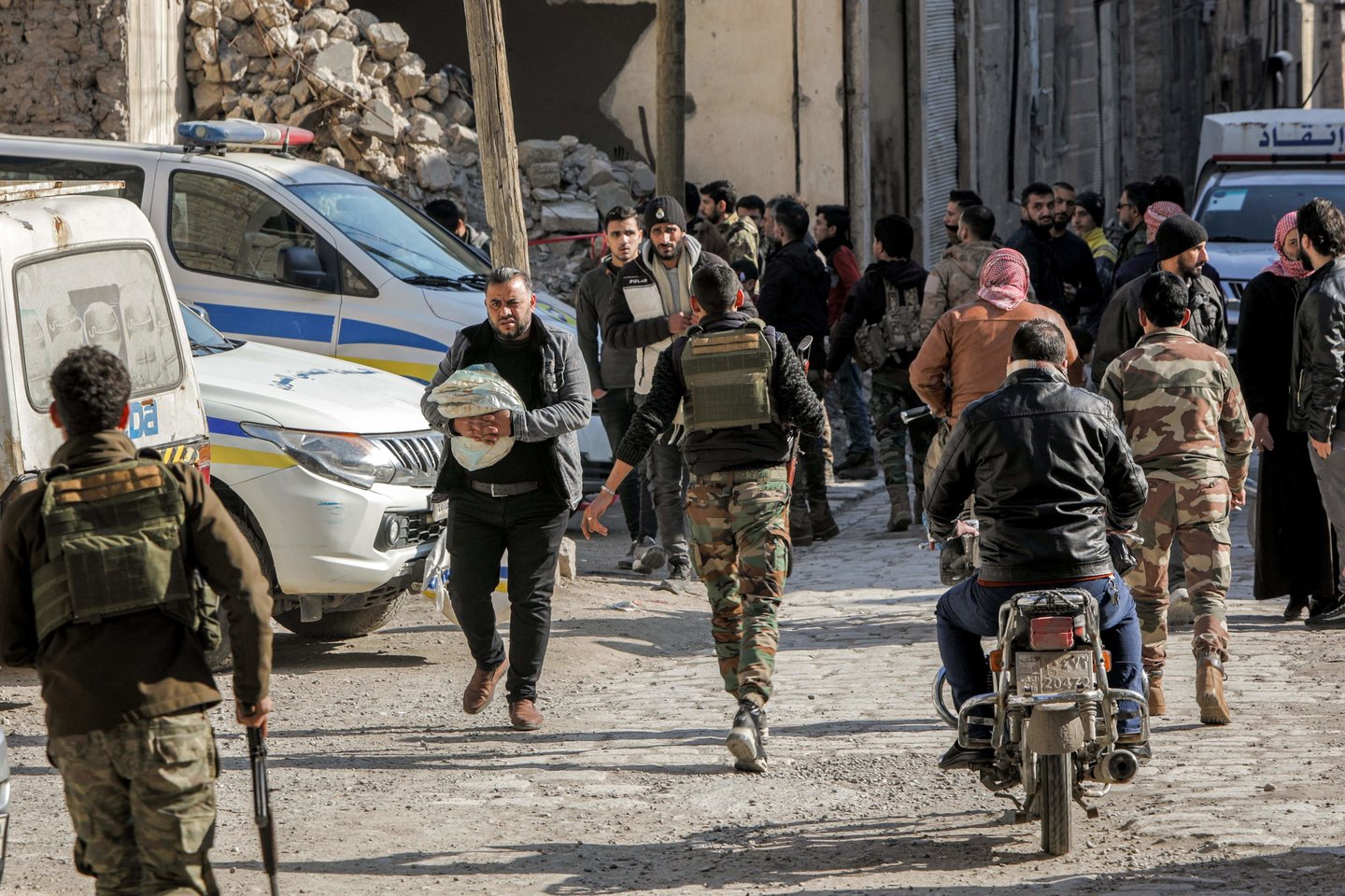 Prieš svarbų JT balsavimą į Sirijos sukilėlių teritoriją įvažiavo pagalbos konvojus.<br>AFP/Scanpix asociatyvi nuotr.