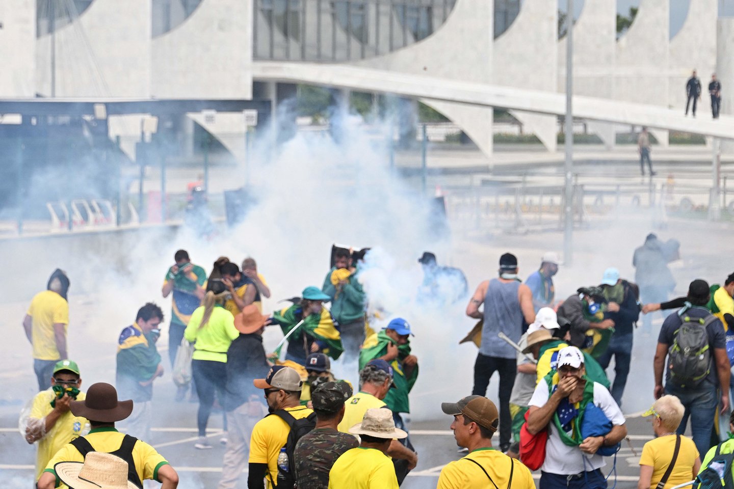  J. Bolsonaro šalininkai užplūdo Brazilijos Kongresą ir susirėmė su policija.<br> AFP/Scanpix nuotr.
