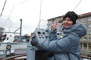 Ukrainietės meno paroda karo laive „Sūduvis“ – viltingas švytinčių žiedlapių plazdėjimas