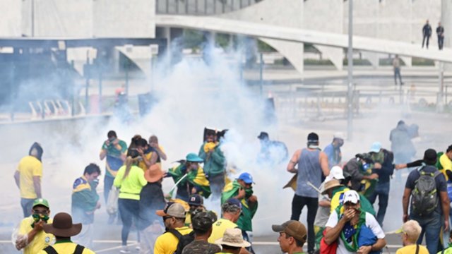Praėjus savaitei po L. I. L. da Silvos pergalės rinkimuose J. Bolsonaro šalininkai užplūdo Brazilijos Kongresą 