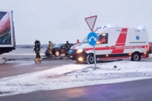 Kėdainių rajone susidūrus visureigiui ir vilkikui išsiliejo degalai: tuo metu netoliese susidūrė 3 automobiliai