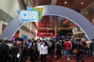 Netikėtos „CES 2023“ naujienos: šaldytuvas su „TikTok“ ir patarimus dalinanti orkaitė