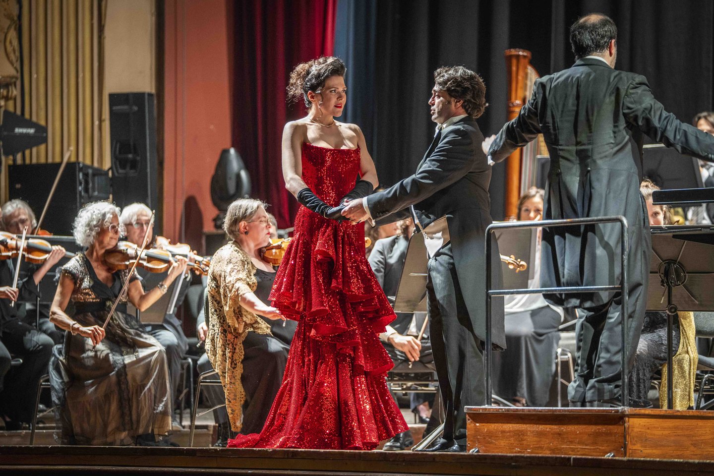 Operos solistė Viktorija Miškūnaitė ant „Teatro Verdi“ scenos žengė pasidabinusi „RIBAS Jewellery“ papuošalais.<br>Fondazione ORT – Marco Borrelli nuotr.