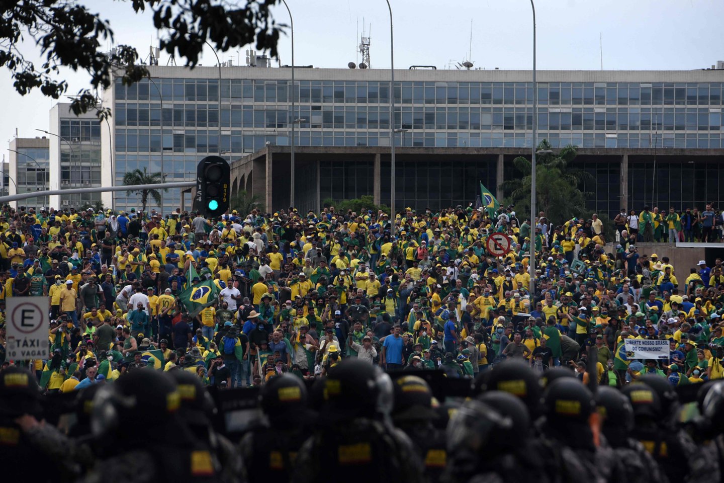 Šimtai žmonių įsiveržė į Brazilijos Kongresą, prezidentūrą ir Aukščiausiąjį Teismą ir surengė dramatišką protestą.<br>AFP/Scanpix nuotr.