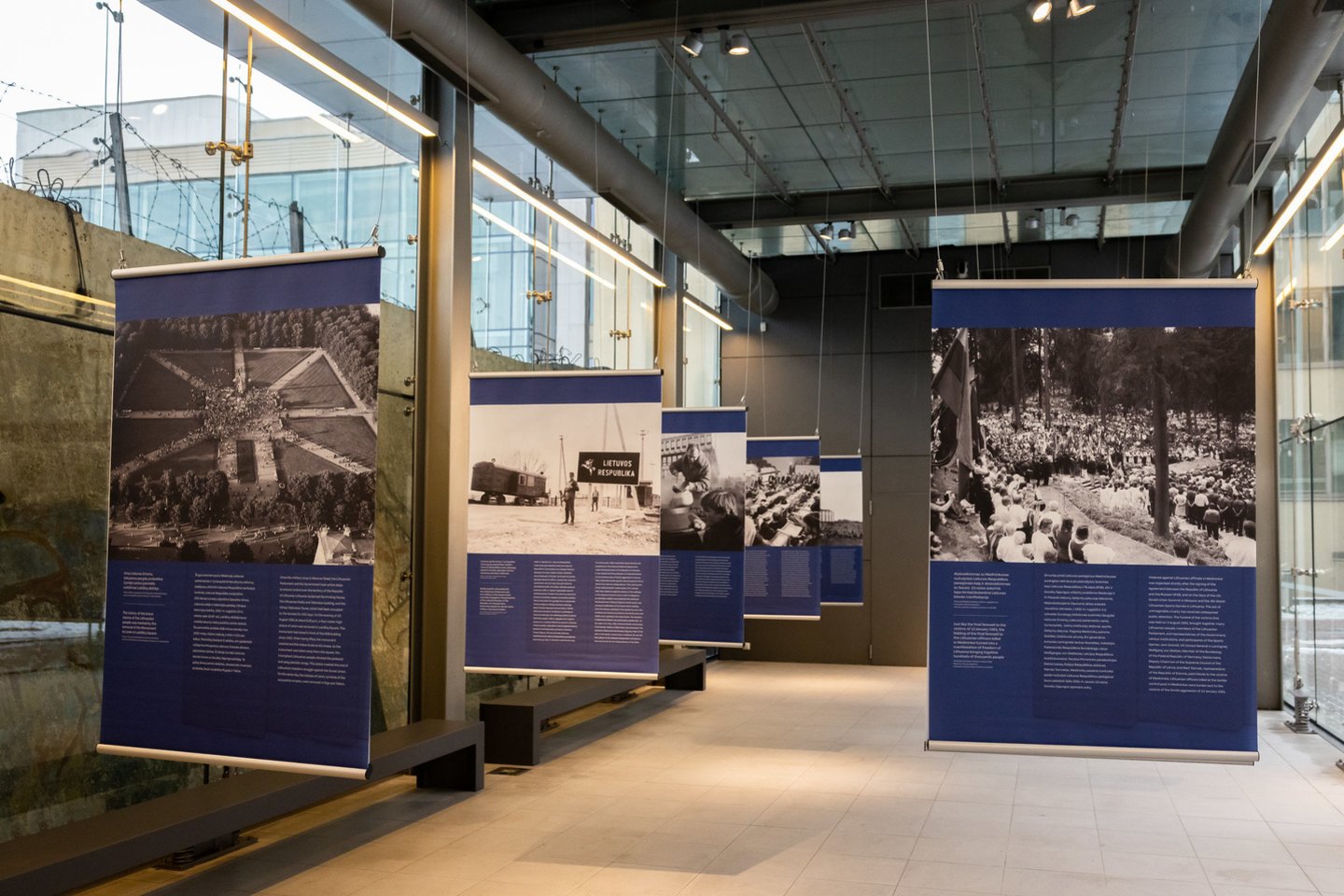 Atnaujintame memoriale Sausio 13-osios aukoms atminti – paroda „PRISIEKĘ NESITRAUKTI: Lietuvos laikysena 1991 m. sovietų agresijos akivaizdoje“.<br>Pridedamos Seimo kanceliarijos (O.Posaškovos) nuotr.