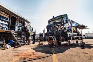 Dakaro ralio poilsio dieną „Constra Racing“ komanda laiko nešvaistė – lankėsi pas varžovus