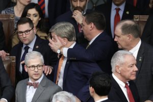 Muštynėmis vos nesibaigęs balsavimas JAV kongrese rodo pasikeitusią įtaką: ką tai reiškia Lietuvai ir Ukrainai?