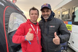 Antanas Juknevičius laisvadienį Dakare susitiko su Nasser‘u Al-Attiyah: jo palaikymo autografas keliauja ne tik Lietuvai, bet ir Ukrainai