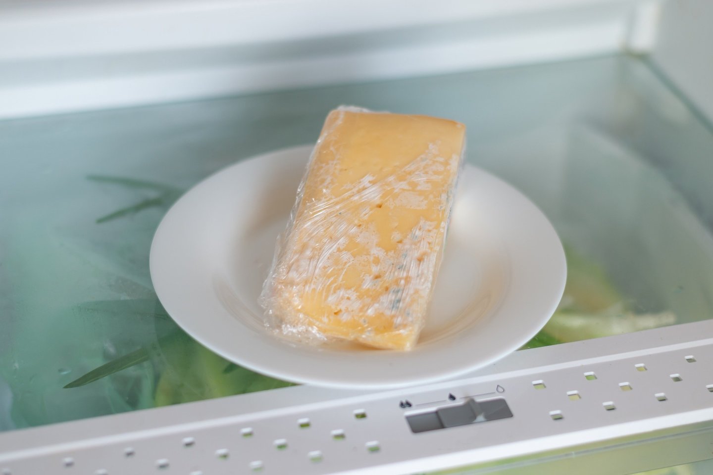  Sūrio nepatartina vynioti į lipnią plėvelę – ilgainiui jis supelys.<br> 123rf nuotr.