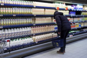 Pieno produktų gamintojai griebiasi už galvų ir prognozuoja griūtį: lietuviai nebeperka produkcijos