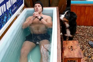 Sustingti verslininkui neleidžia maudynės šaltame vandenyje