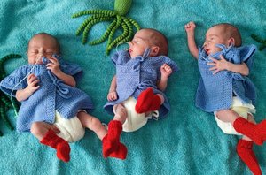 Šiaulius pagausinusių trynukų tėvui įteikti kūdikių kraiteliai: sulaukė ypatingo mero prašymo