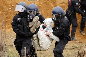 Vokietiją drebina skandalas: šalis dėl anglies kasyklos paaukojo visą kaimą, žmonės stojo į kovą