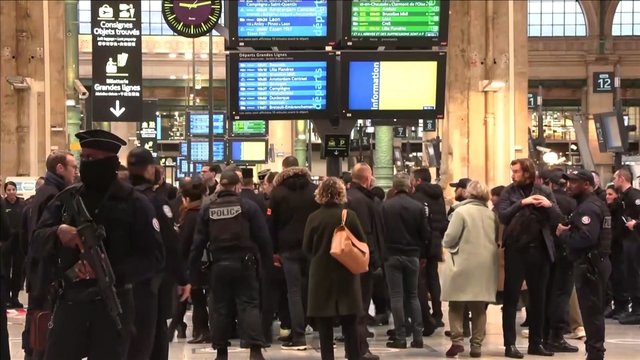 Vienoje judriausių Paryžiaus traukinių stočių – ginkluotas išpuolis: vyras peiliu sužeidė kelis žmones