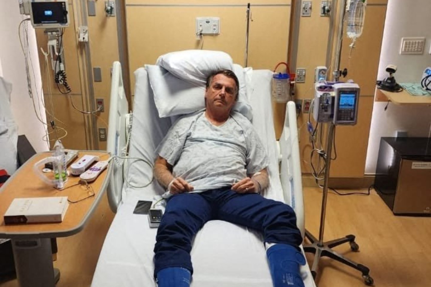 JAV viešintis J. Bolsonaro savaitės pradžioje dėl stiprių pilvo skausmų buvo paguldytas į ligoninę.<br>AFP/Scanpix nuotr.