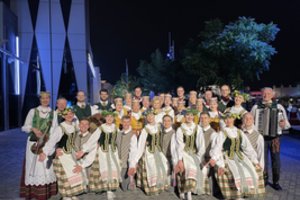 Ansamblis „Nemunas“ pasirodė Dubajuje: nerimavo dėl priėmimo, bet vėliau sužavėjo žiūrovus