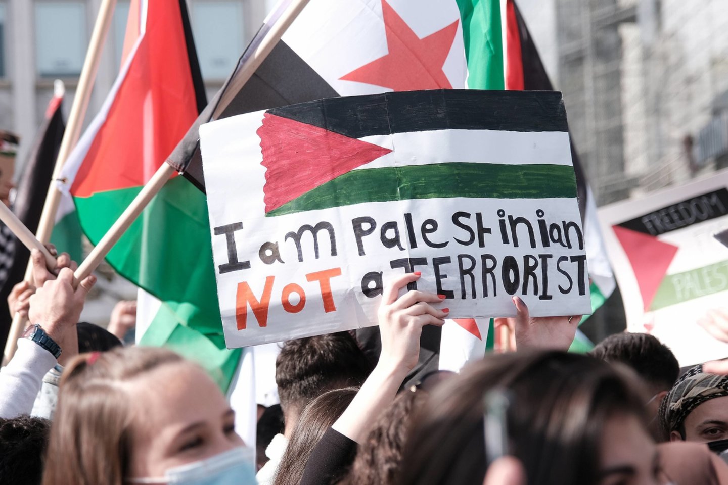 Teisių gynimo organizacija „Amnesty International“ antradienį pareiškė, kad Izraelio sugriežtinti apribojimai, draudžiantys iškelti Palestinos vėliavą, yra „begėdiškas bandymas įteisinti rasizmą“.<br>IMAGO/Scanpix nuotr.