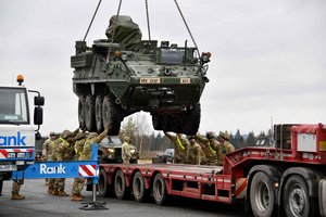 Pentagonas svarsto galimybę į Ukrainą siųsti kovos mašinas „Stryker“