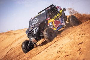 Dešimtasis „Dakaras 2023“ etapas: V. Žala dykumoje sudaužė mašiną, R. Baciuška šiaip ne taip išlaikė pirmąją poziciją