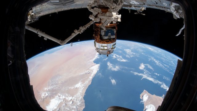 Pažeistas Rusijos erdvėlaivis į Žemę grįš be įgulos: kosminėje stotyje laukti turės virš mėnesio